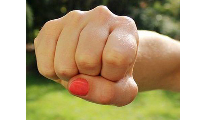 Армянка в Москве избила трех азербайджанцев, оскорбивших ее и флаг Армении