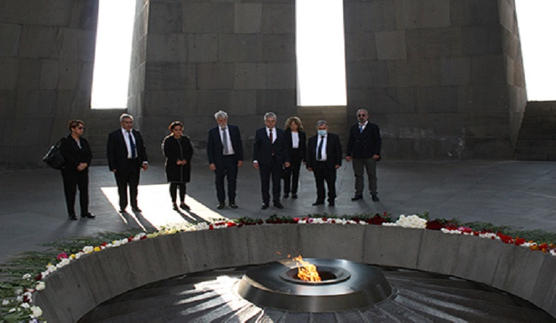 Президент Российской Академии Наук посетил Цицернакаберд и почтил память жертв Геноцида армян