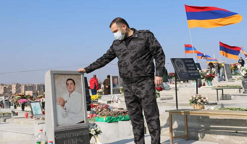 Արցախի ՆԳ նախարարը ծաղիկներ է խոնարհել 44-օրյա պատերազմի ընթացքում զոհված ոստիկանների և ԱԱԾ ծառայողների շիրիմներին