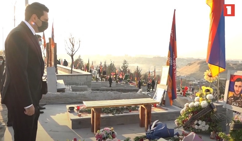 Ալեն Սիմոնյանն այցելել է Եռաբլուր, հարգանքի տուրք մատուցել Արցախյան պատերազմի զոհերի հիշատակին