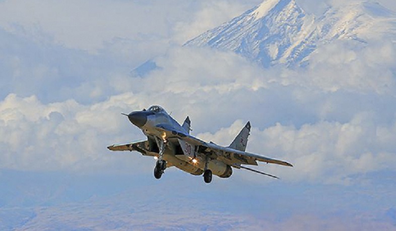 Военнослужащие ЮВО в Армении переводят на зимний режим эксплуатации самолеты и вертолеты российской авиабазы