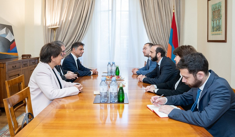 Ararat Mirzoyan discusses issues related to Nagorno-Karabakh with Co-Chairs of Coordinating Council of French-Armenian Organizations (CCAF)