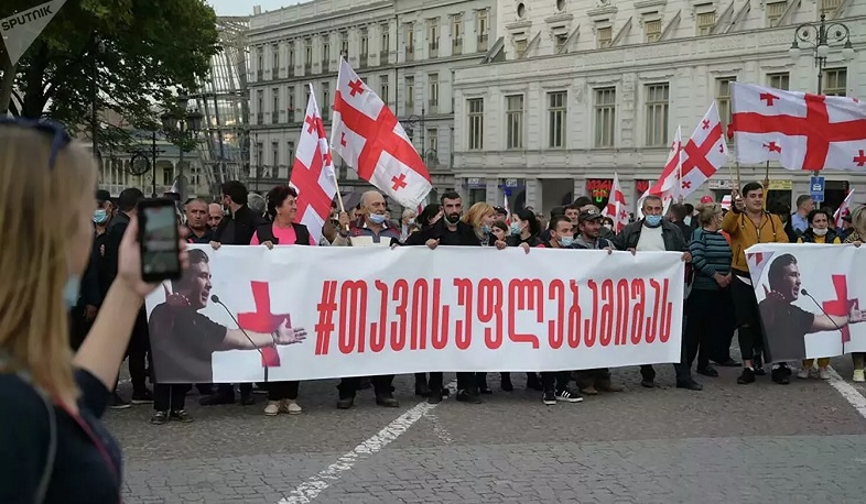 Сторонники Саакашвили вышли на акцию протеста к зданию парламента Грузии