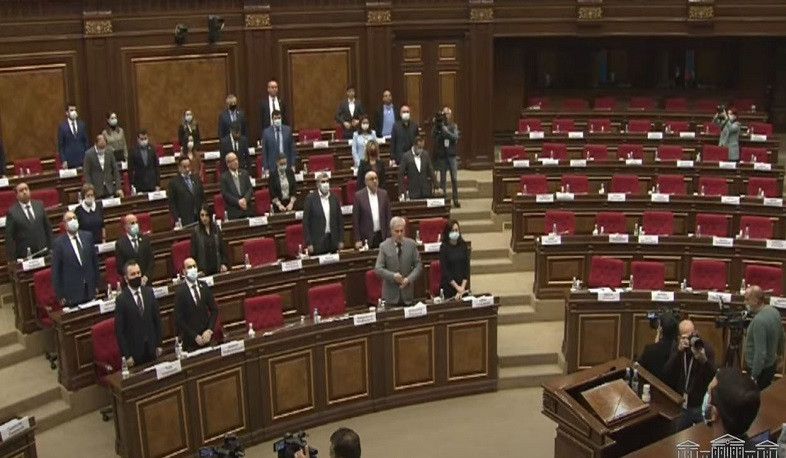 Պատգամավորները մեկ րոպե լռությամբ հարգել են երեկ զոհված զինծառայողների հիշատակը