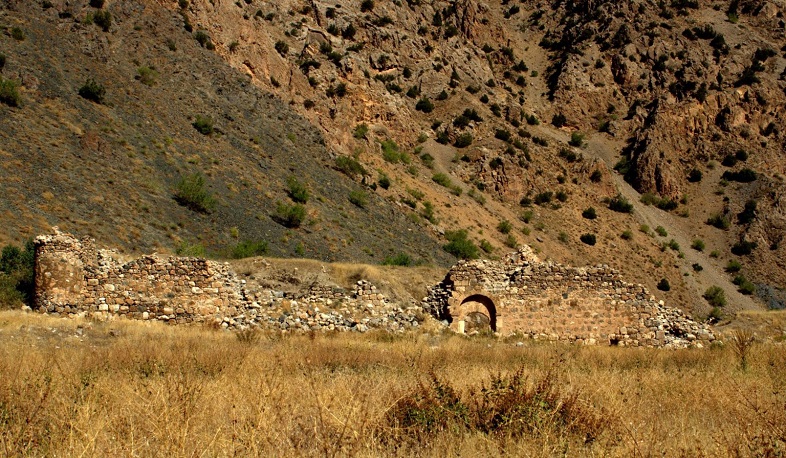 В Ване грабители разрушили армянский монастырь Хогвоц
