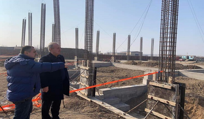 Վահրամ Դումանյանը և Կարեն Գիլոյանը ծանոթացել են Արթուր Ալեքսանյանի անվան հունահռոմեական ըմբշամարտի դպրոցի մարզահամալիրի կառուցման աշխատանքներին