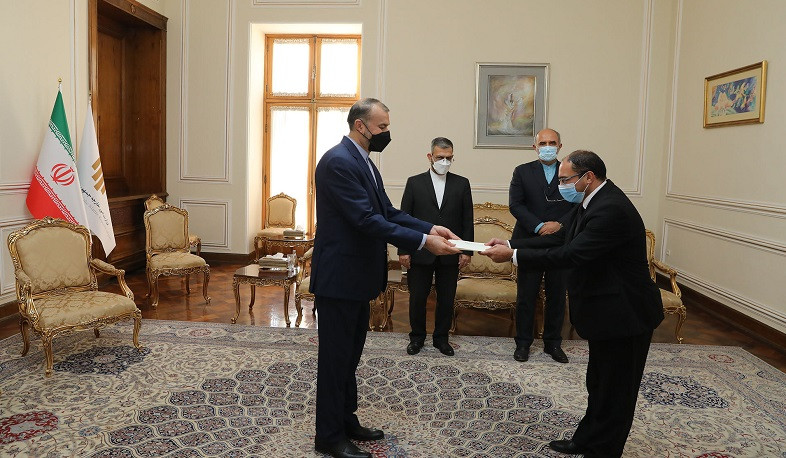 Ermənistanın İrana yeni təyin olunmuş səfiri etimadnaməsinin surətlərini İranın xarici işlər nazirinə təqdim edib
