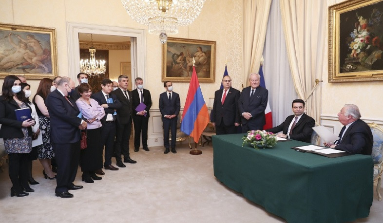 Fransa Senatının sədri Alen Simonyanın başçılıq etdiyi nümayəndə heyətini qəbul edib