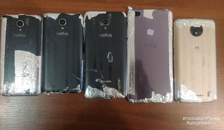 Դատապարտյալի համար բերված հեռուստացույցի միջից հայտնաբերվել է 5 բջջային հեռախոս