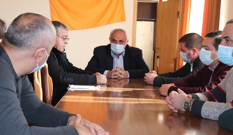 Արարատի մարզպետը Վեդիի աշխատակազմին է ներկայացրել համայնքի ղեկավարի պաշտոնակատարին