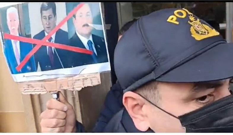 Həbs edilmiş blogerin yaxınları Fransanın Azərbaycandakı səfirliyinin qarşısında etiraz aksiyası keçiriblər