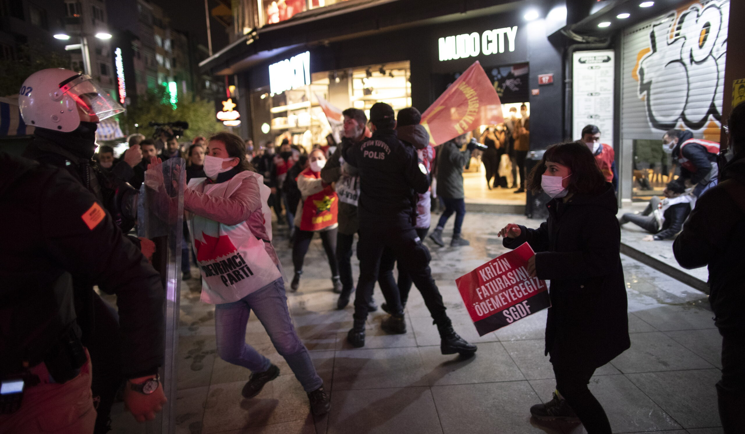 Более 30 человек были задержаны во время антиправительственных демонстраций в Стамбуле
