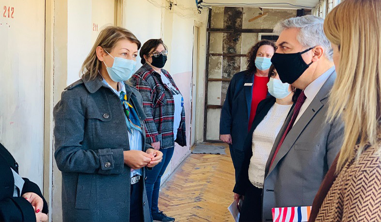 Заместитель директора вашингтонского офиса USAID встретился с переселенцами из Нагорного Карабаха