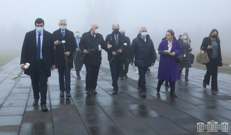 Delegation of Hellenic Parliament Pays Tribute to Memory of Armenian Genocide Martyrs