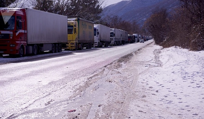 Военно-Грузинская дорога закрыта для грузовиков из-за плохой погоды