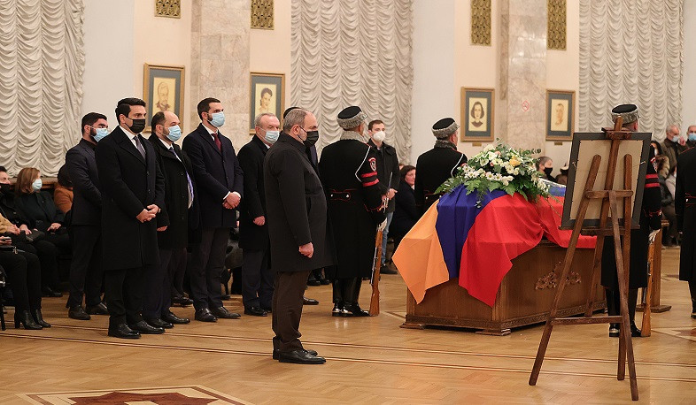 ՀՀ վարչապետը մասնակցել է Վանո Սիրադեղյանի հոգեհանգստի արարողությանը