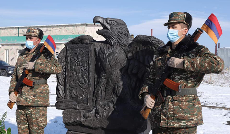 Գյումրիում հուշակոթող է բացվել` նվիրված հայրենիքի պաշտպանության համար զոհված օդաչուների հիշատակին