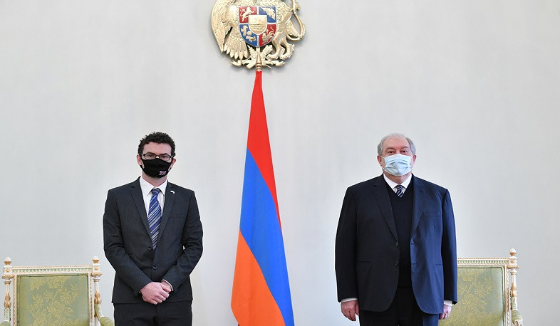 Президент Армен Саркисян встретился с послом Соединённого Королевства в Армении Джоном Галагером