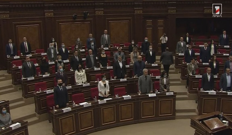 Պատգամավորները մեկ րոպե լռությամբ հարգեցին Սպիտակի երկրաշարժի զոհերի հիշատակը