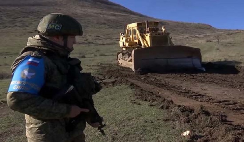 Российские миротворцы обеспечили безопасность при добыче щебня для строительства новой дороги в селе Храморт в Арцахе