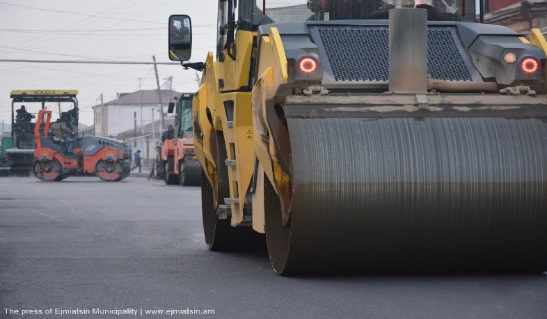 Էջմիածնում շարունակվում են փողոցների բարեկարգման աշխատանքները