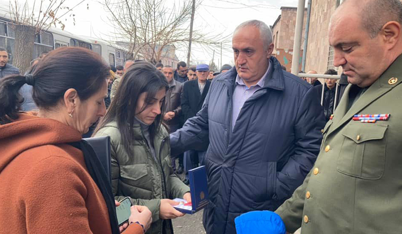 Արարատի մարզպետը զոհված զինծառայողների հարազատներին է հանձնել Արցախի նախագահի կողմից տրված պարգևները