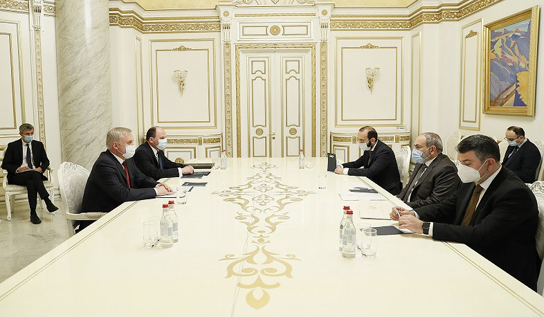 Премьер-министр Пашинян принял генерального секретаря ОДКБ