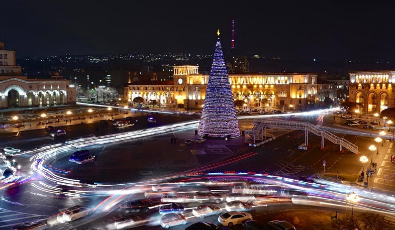 Հանրապետության հրապարակում վառվում են գլխավոր տոնածառի լույսերը | ՈՒՂԻՂ