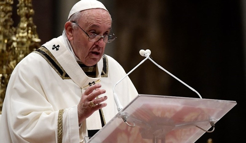 Pope calls for helping the poor in Christmas Eve mass