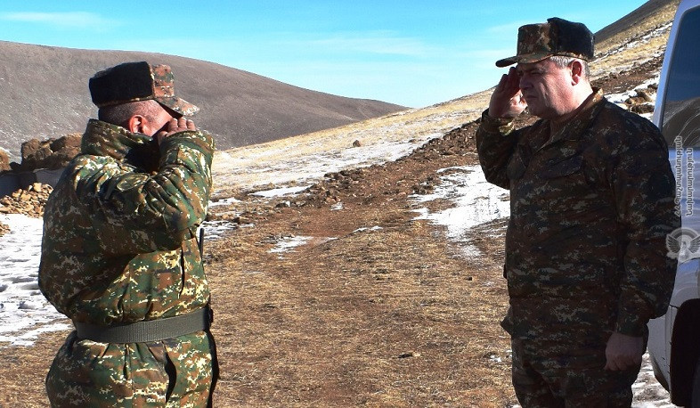 ԶՈՒ ԳՇ պետը ծանոթացել է դիրքերում ընթացող ամրաշինական աշխատանքներին, տվել հանձնարարականներ