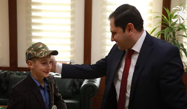 Տասնամյա Նարեկի նամակի հետքերով. սիսիանցի տղան հյուրընկալվել է ՊՆ-ում, հանդիպել Սուրեն Պապիկյանի հետ