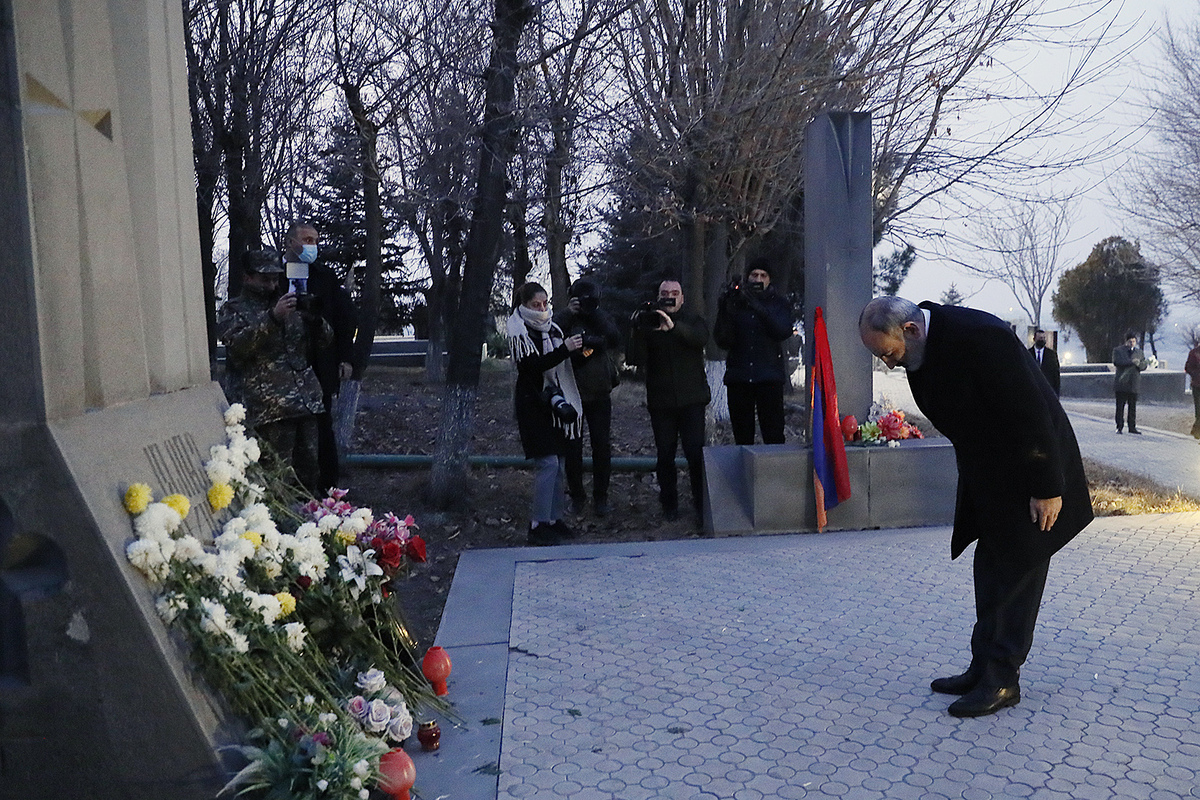 ER Baş naziri Yerablur hərbi panteonunda olub