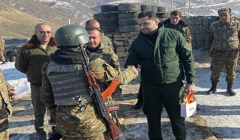 Համբարձում Մաթևոսյանն այցելել է մարտական դիրքեր, զրուցել հրամանատարական կազմի և զինծառայողների հետ