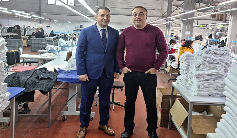 Աշխատանքային եռուզեռ է. Վահան Քերոբյանն այցելել է Գյումրիի «Լենտեքս» ընկերություն