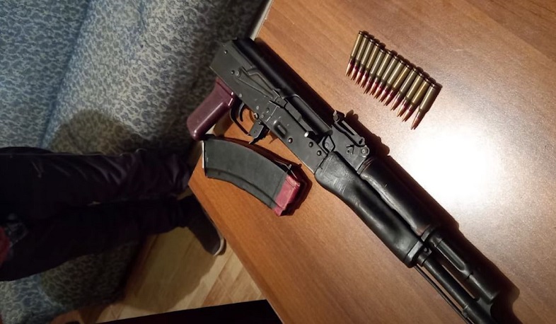 Ոստիկանները մեքենայի սրահում «Կալաշնիկովի» ինքնաձիգ են հայտնաբերել