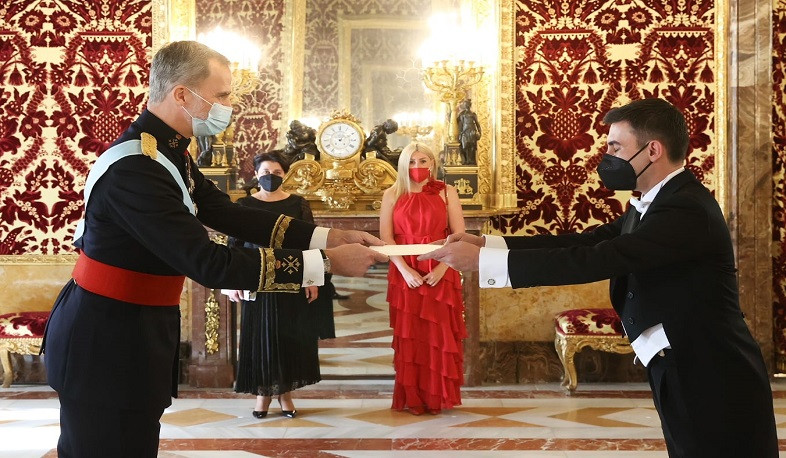 Ambassador of Armenia to Spain Sos Avetisyan handed over his credentials to Spanish King Felipe VI