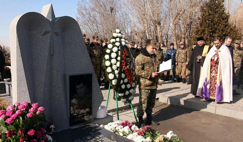 Վահագն Ասատրյանի ծննդյան օրը Եռաբլուր են այցելել հերոսի հարազատները, մարտական ընկերները, բարձրաստիճան զինվորականներ և կուրսանտներ