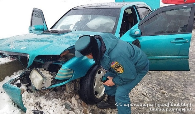 Ավտոմեքենան բախվել է բետոնե արգելապատնեշին. կան տուժածներ