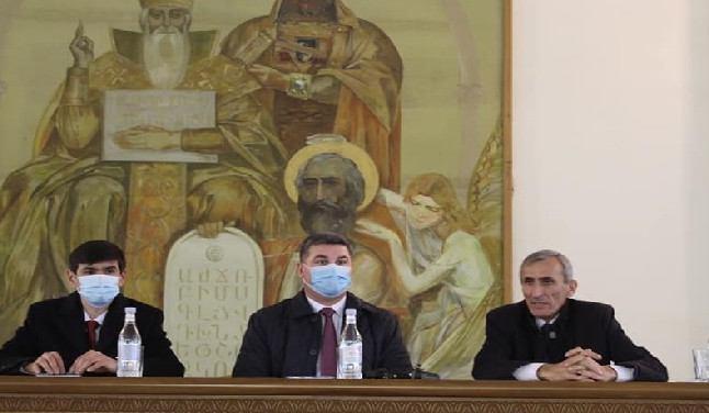 Գնել Սանոսյանն այսօր Արագածոտնի մարզպետարանի աշխատակազմին է ներկայացրել նորանշանակ մարզպետին