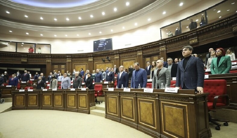 Депутаты почтили минутой молчания память военнослужащих, погибших при провокации азербайджанских вооруженных сил на Варденисском участке