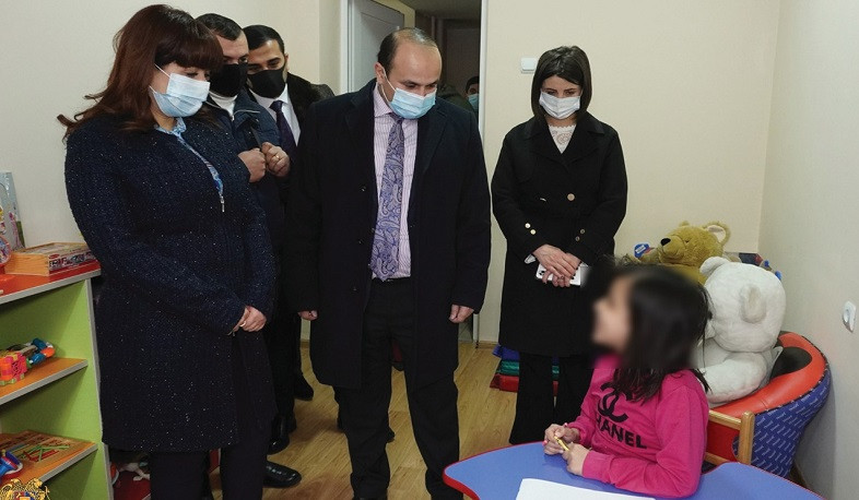 Նարեկ Մկրտչյանը Նազելի Բաղդասարյանի հետ այցելել է Գյումրիի խնամքի հաստատություններ