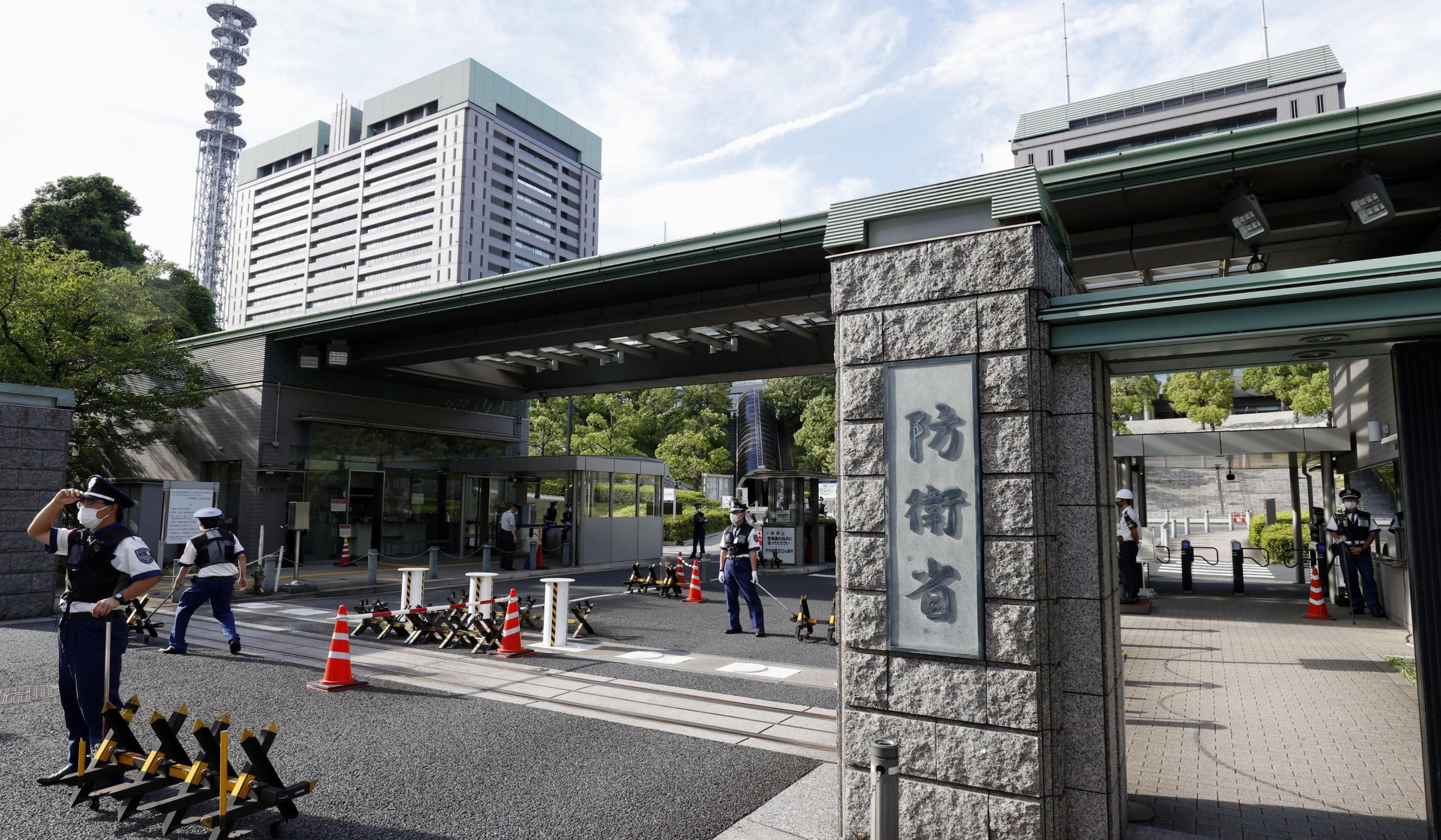 В Японии заявили о запуске КНДР двух твердотопливных баллистических ракет