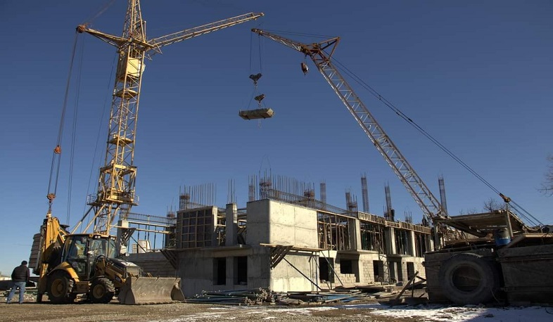 Ստեփանակերտում շարունակվում են երեք բնակելի շենքերից բաղկացած թաղամասի կառուցապատման աշխատանքները