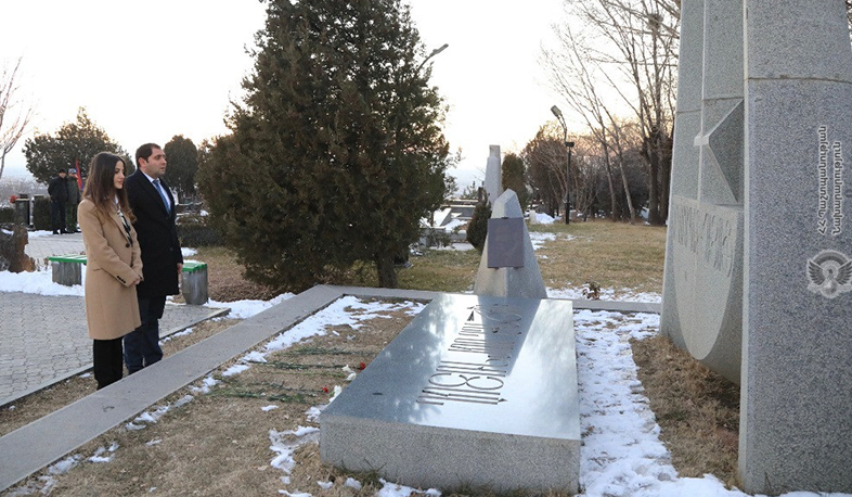 ՀՀ պաշտպանության նախարար Սուրեն Պապիկյանն այցելել է «Եռաբլուր» զինվորական պանթեոն