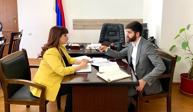 Շիրակի մարզպետն աշխատանքային քննարկում է ունեցել Էկոնոմիկայի նախարարի տեղակալի հետ