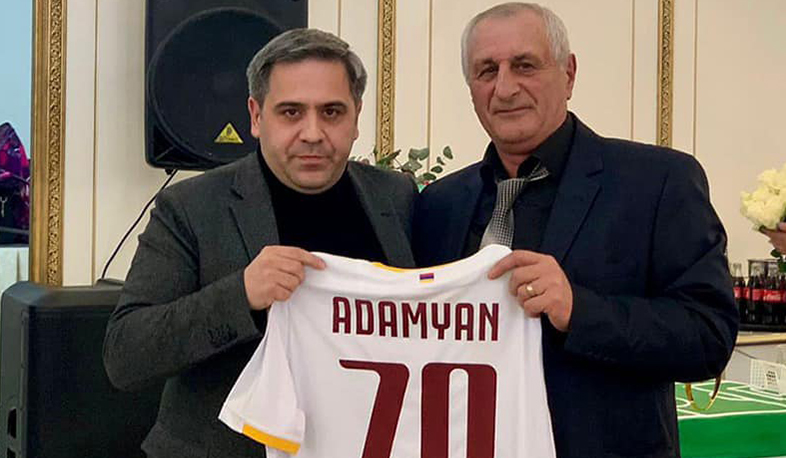 ՀՖՖ նախագահը ոսկե մեդալ և անվանական մարզաշապիկ է նվիրել նշանավոր մարզիչ Անդրանիկ Ադամյանին