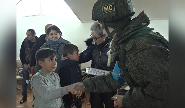 Российские миротворцы оказали гуманитарную помощь более 50 детям из малообеспеченных семей в селе Кочогот Нагорного Карабаха