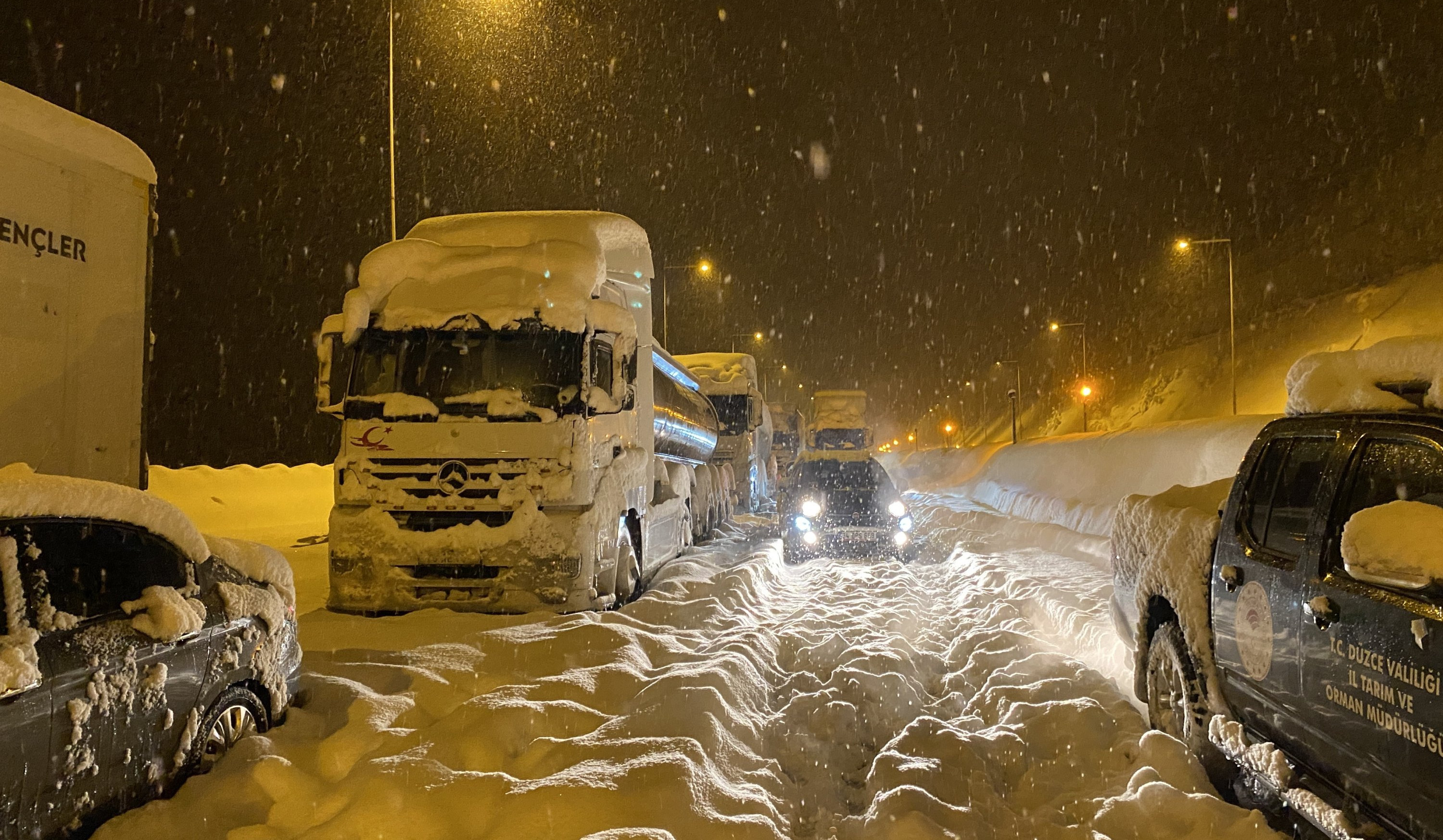 Thousands stranded as snow disrupts transport in Turkey