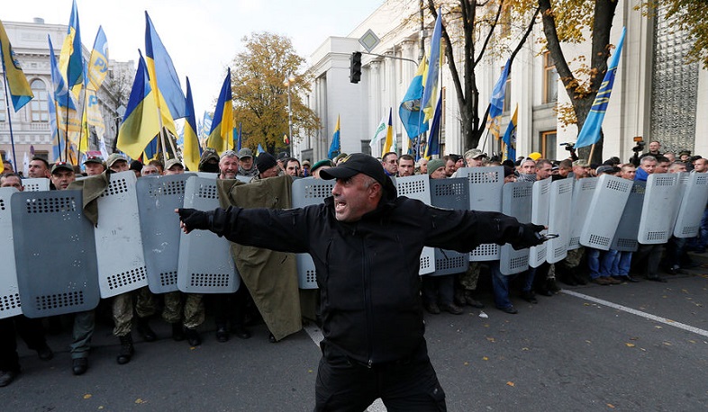 Полиция в Киеве задержала не менее 20 участников акции протеста, попытавшихся штурмовать Раду