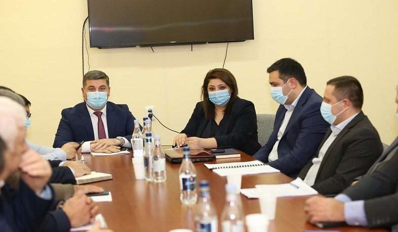 ՏԿԵ նախարարը խորհրդակցություն է անցկացրել ճանապարհների պահպանման աշխատանքներն իրականացնող կազմակերպությունների հետ